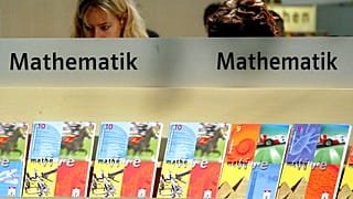 Los libros de matemáticas se exhiben en la feria educativa Didacta de Colonia, la más grande de su tipo en Europa