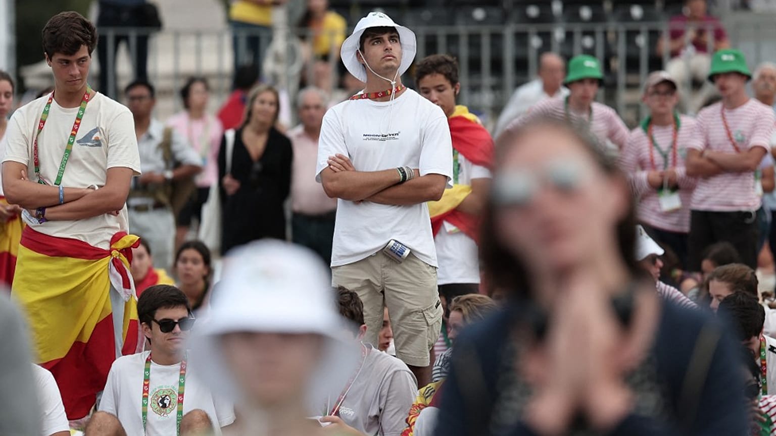 Junge Gläubige bei der Eröffnungsmesse