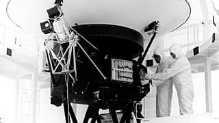 Sonda espacial Voyager 2 antes de ser enviada para o espaço, em agosto de 1977.