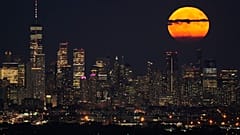 Ein Supermond ist ein Vollmond, der sich näher an der Erde befindet als gewöhnlich.