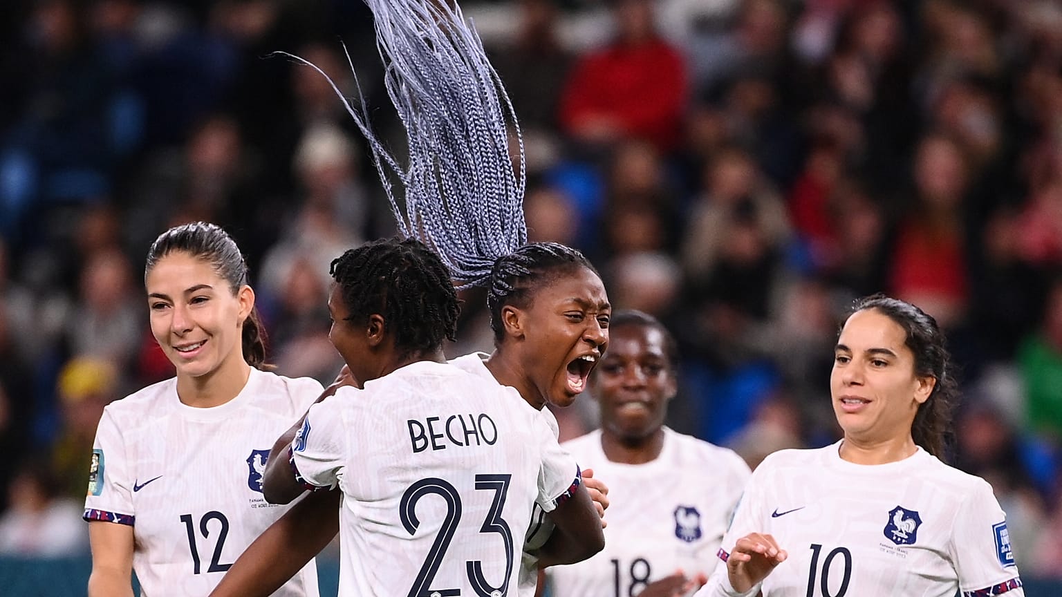 Les joueuses de l'équipe de France autour de Kadidiatou Diani après avoir marqué un but