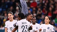 Les joueuses de l'équipe de France autour de Kadidiatou Diani après avoir marqué un but