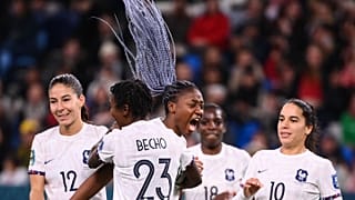 Les joueuses de l'équipe de France autour de Kadidiatou Diani après avoir marqué un but