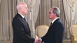 قيس سعيّد مصافحاً رئيس الوزراء الجديد أحمد الحشاني