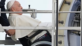 Papa Francis, Portekiz'e yapacağı ziyarete başlamak üzere 2 Ağustos 2023 Çarşamba günü Roma'nın Fiumicino'daki Leonardo da Vinci Uluslararası Havalimanı'na geldi.