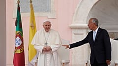 Папа римский Франциск и президент Португалии Марселу Ребелу де Соуза