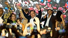 El candidato presidencial Gustavo Petro, en el centro, saluda a sus seguidores junto a su hijo Nicolás Petro Burgos, a la derecha, en la noche electoral en Bogotá, Colombia.