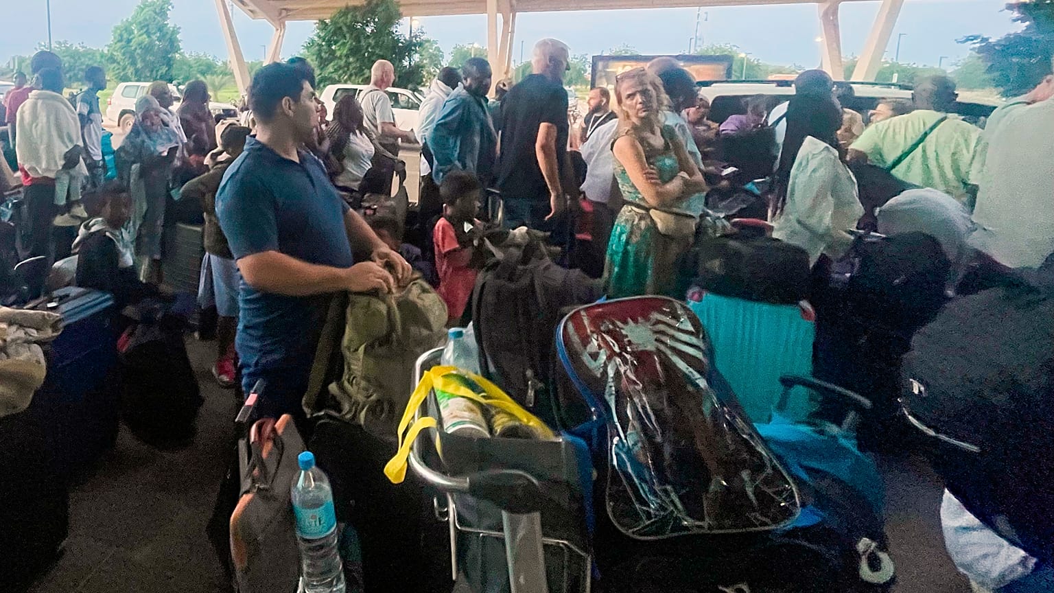 La mayoría de los evacuados son civiles franceses, en concreto 350, pero también viajaron ciudadanos de Portugal, Bélgica, Estados Unidos, Canadá y también del propio Níger. 