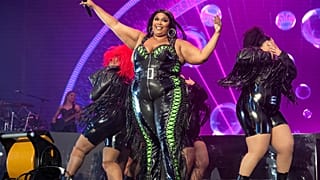 Lizzo processada por antigas bailarinas