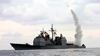 Tomahawk rakétát lőnek ki az USS Cape St. George cirkáló fedélzetéről