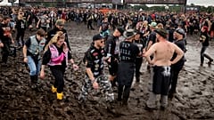 Der viele Regen hat das Wacken-Gelände in Schleswig-Holstein in Schlamm verwandelt.