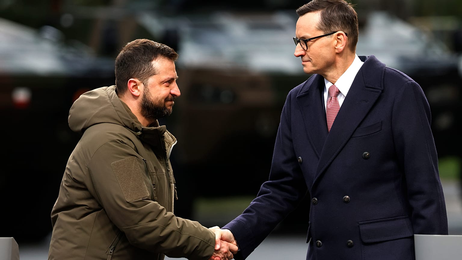 Mateusz Morawiecki lengyel miniszterelnök kezet fog Volodimir Zelenszkij ukrán elnökkel közös varsói sajtótájékoztatójukon. 2023. április 5-én