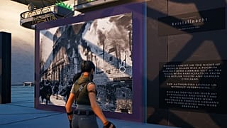 Eine Figur interagiert mit einer Kristallnacht-Anzeige