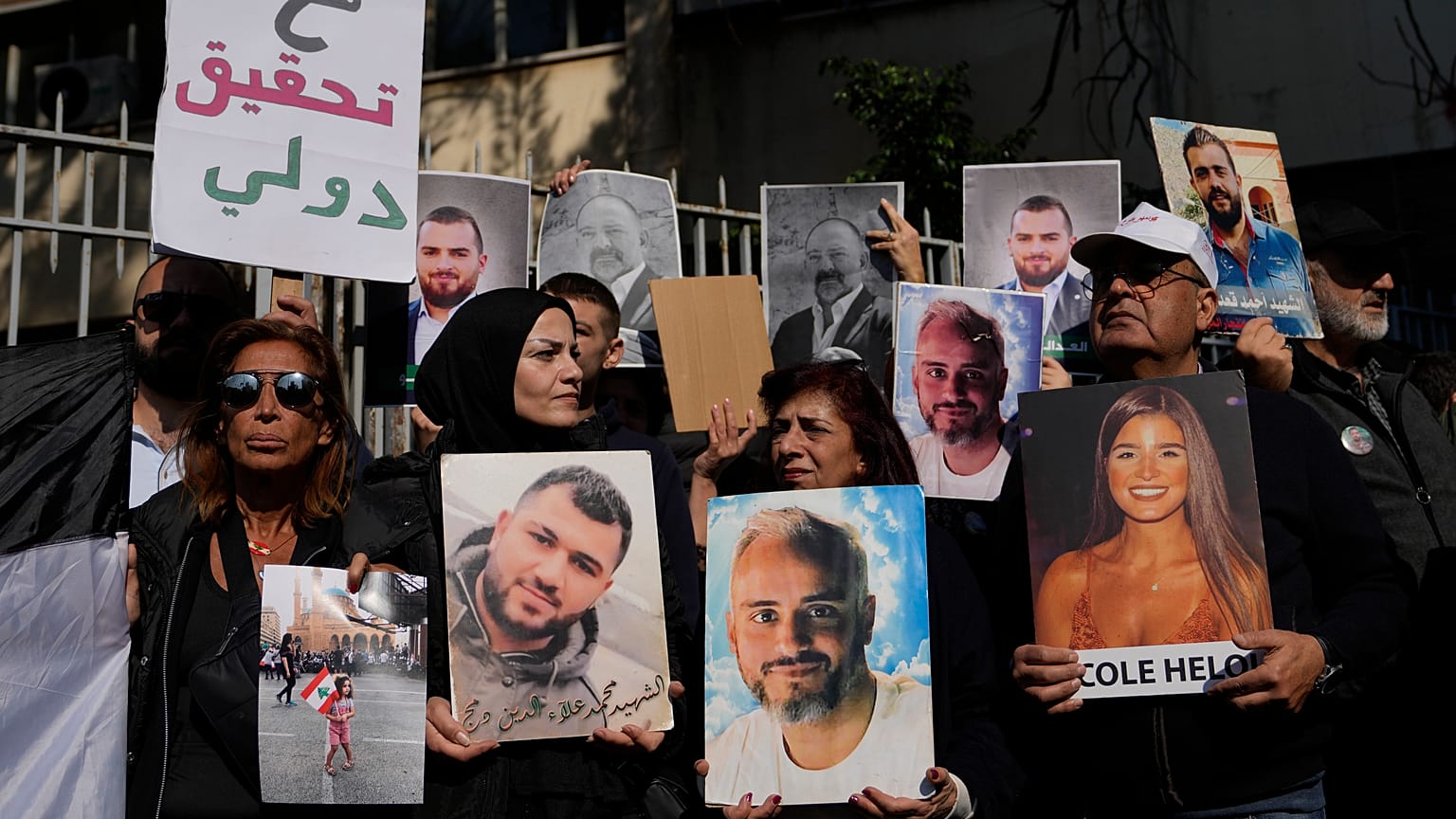 أقارب ضحايا الانفجار الدامي في مرفأ بيروت يحملون صوراً لأحبائهم خلال مظاهرة أمام قصر العدل في بيروت، لبنان، الخميس 26 يناير 2023.