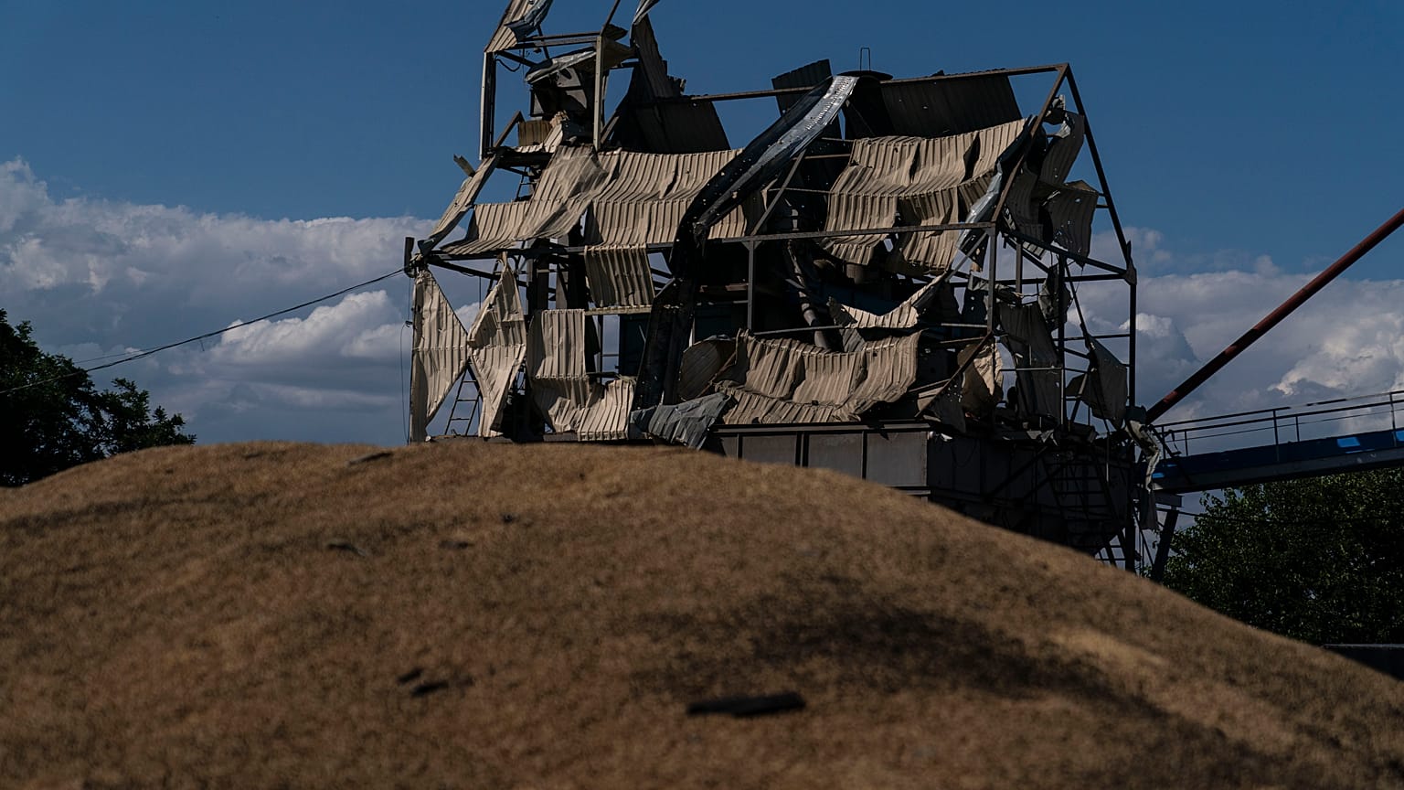Ucrania denunción que los ataques con drones rusos de la pasada madrugada dañaron un silo de cereales en Izmail, lo que afectaría a los transportes a través de Rumanía.