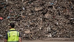 Lieu provisoire de stockage de déchets provenant des régions inondées de la vallée de l'Ahr, à Niederzissen, en Rhénanie-du-Nord-Westphalie, dans l'ouest de l'Allemagne, le 30
