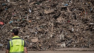 Lieu provisoire de stockage de déchets provenant des régions inondées de la vallée de l'Ahr, à Niederzissen, en Rhénanie-du-Nord-Westphalie, dans l'ouest de l'Allemagne, le 30