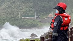 Eine Rettungskraft steht in der Hafenstadt Keelung im Norden Taiwans