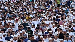 الجموع يصلون في عيد الأضحى في إندونيسيا 