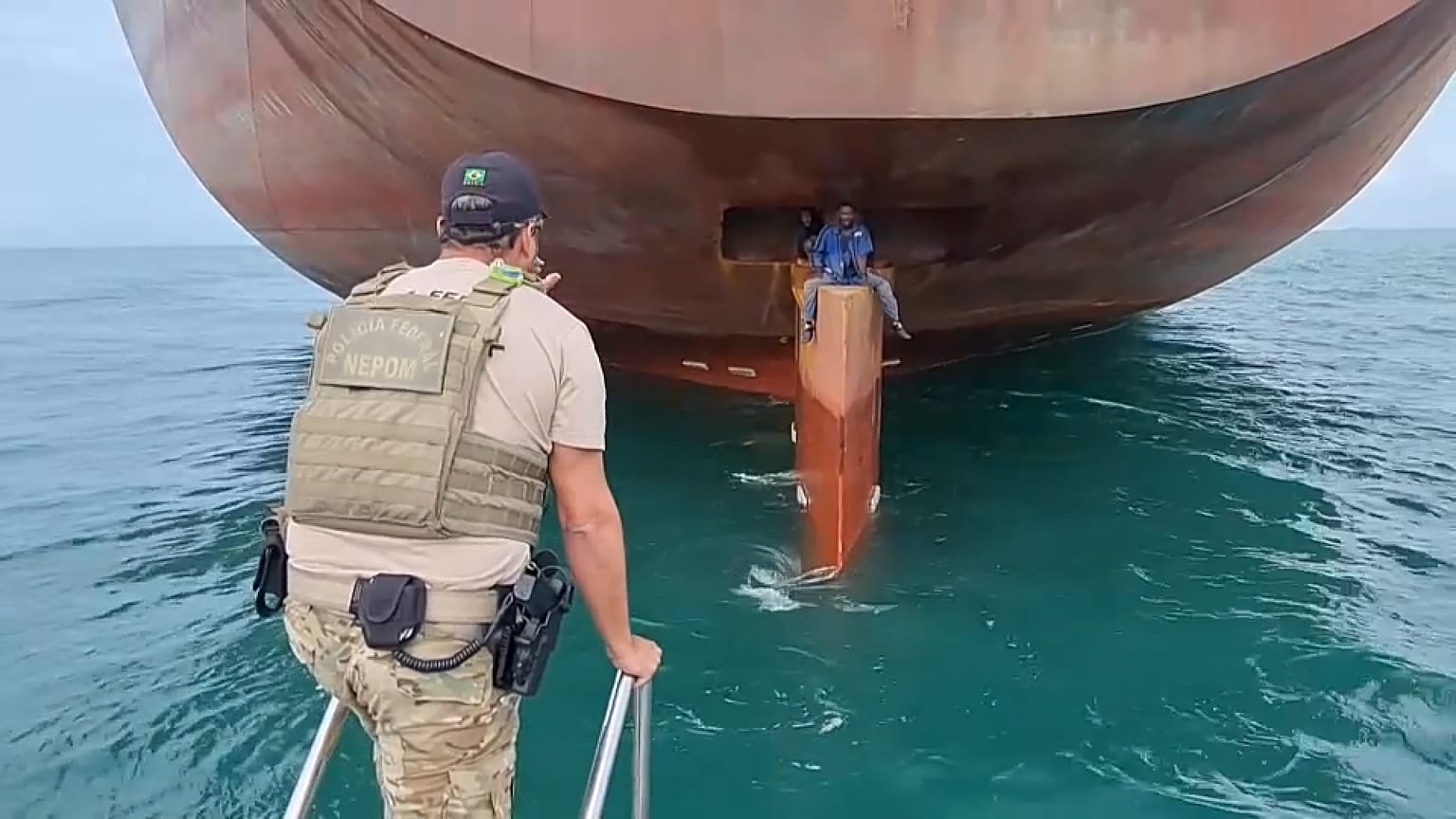 Guarda Costeira brasileira estabelece contacto com migrantes clandestinos