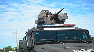 Un militar del ejército de El Salvador durante el cerco en Cabañas.