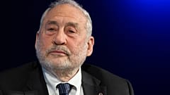 Экономист Джозеф Стиглиц призывает к "ответственному" управлению искусственным интеллектом.