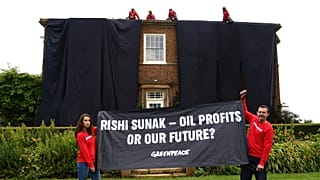 Feketébe burkolta a brit miniszterelnök egyik házát a Greenpeace