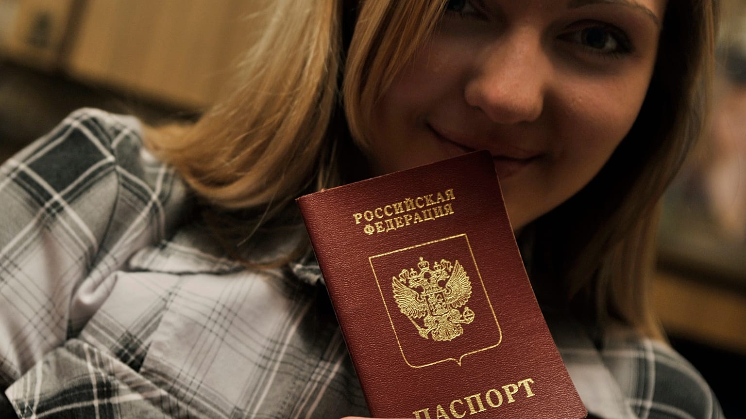 Orosz útlevelét mutatja Moldova szeparatista transzdnyeszteri régiójában egy orosz nemzetiségű nő 2008-ban