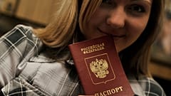 Orosz útlevelét mutatja Moldova szeparatista transzdnyeszteri régiójában egy orosz nemzetiségű nő 2008-ban