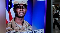 A imagem de Travis KJing no ecrã de uma estação ferroviria em Seul, Coreia do Sul