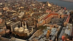 مسجد جيانفابي، إلى اليسار، ومعبد كاشي فيشواناث على ضفاف نهر الغانج في فاراناسي، الهند، 12 ديسمبر 2021.