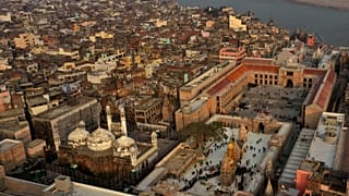 مسجد جيانفابي، إلى اليسار، ومعبد كاشي فيشواناث على ضفاف نهر الغانج في فاراناسي، الهند، 12 ديسمبر 2021.