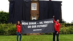 Акция протеста  Greenpeace у дома британского премьера Риши Сунака в Йоркшире
