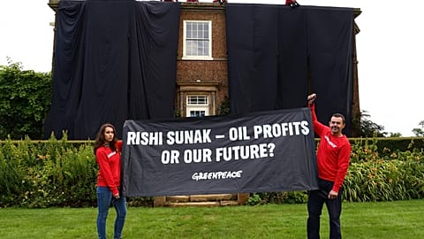 Акция протеста  Greenpeace у дома британского премьера Риши Сунака в Йоркшире