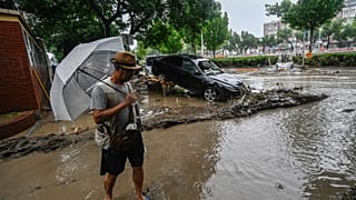 Der große und starke Taifun Khanun hält Taiwan, China und Japan in Atem. 