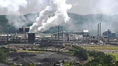 Füst ömlik ki egy szénerőműből a pennsylvaniai Clairtonban