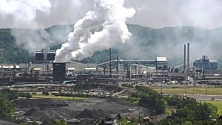 Füst ömlik ki egy szénerőműből a pennsylvaniai Clairtonban
