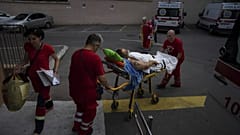 Sanitäter transportieren schwer verwundete ukrainische Soldaten in das Mechnikov-Krankenhaus in Dnipro, Ukraine am 14Juli 2023\. 