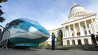 Sacramento'daki Capitol binası önünde Kaliforniya Hızlı Tren hattı lokomotiflerinden bir kare.