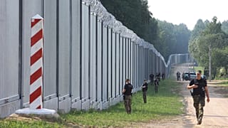 Polonya ile Belarus arasındaki sınırda yeni inşa edilen metal duvarın bulunduğu bölge