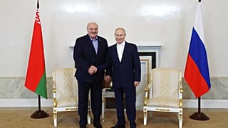 الرئيس الروسي فلاديمير بوتين مع رئيس بيلاروسيا ألكسندر لوكاشينكو قبل اجتماعهما في قصر قسنطينة (كونستانتينوفسكي) في ستريلنا، سانت بطرسبرغ، في 23 يوليو 2023