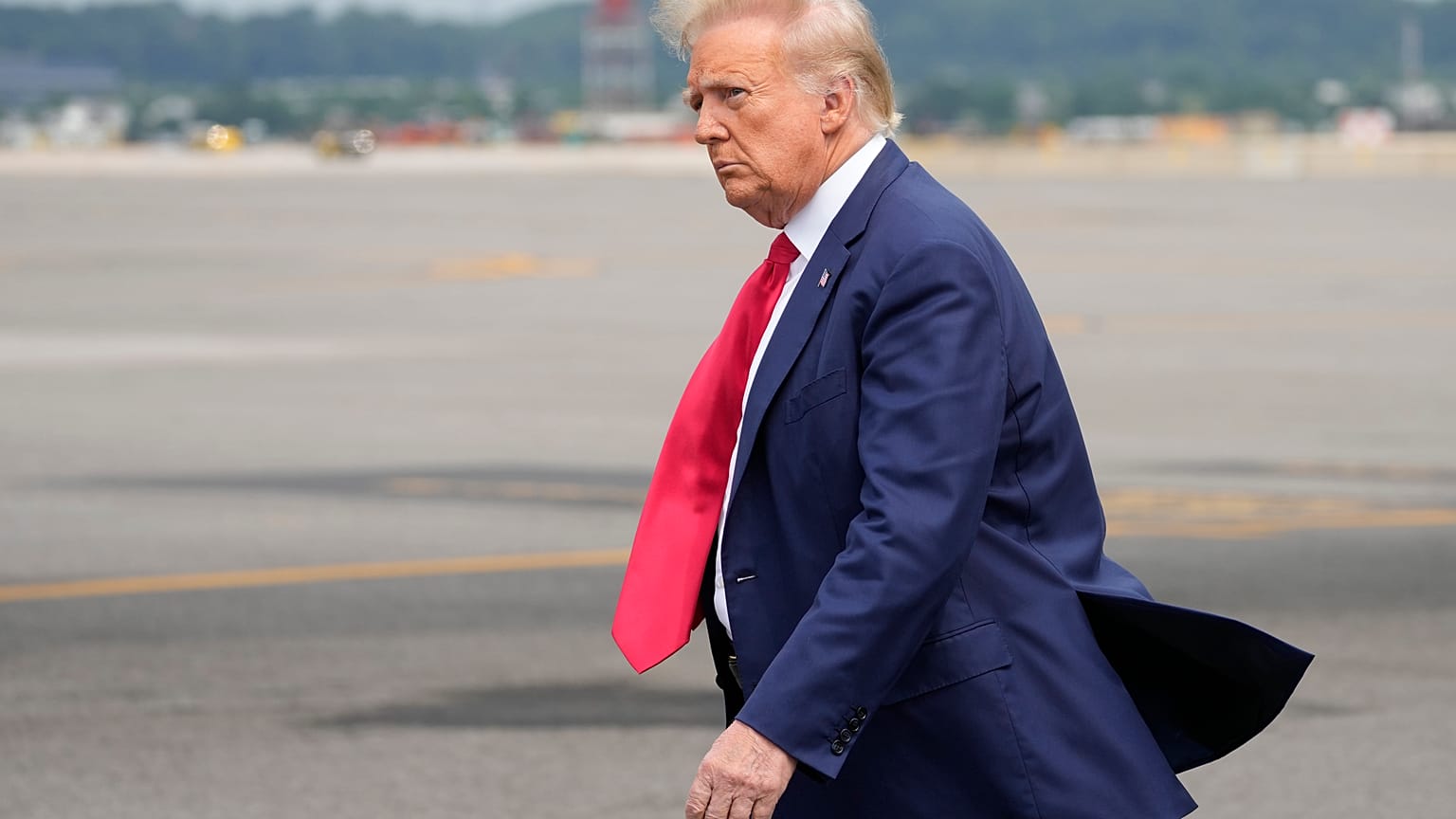 Donald Trump a su llegada a Washington en su avión privado