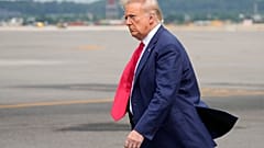 Donald Trump a su llegada a Washington en su avión privado