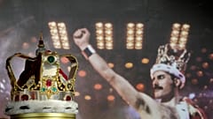 Freddie Mercury'nin 'Magic' Turnesi boyunca taktığı imzalı tacı, 3 Ağustos 2023 Perşembe günü Londra'daki Sotheby's müzayede salonlarında sergileniyor.