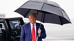 Бывший президент США Дональд Трамп перед посадкой в самолет в Вашингтоне