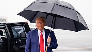 Бывший президент США Дональд Трамп перед посадкой в самолет в Вашингтоне