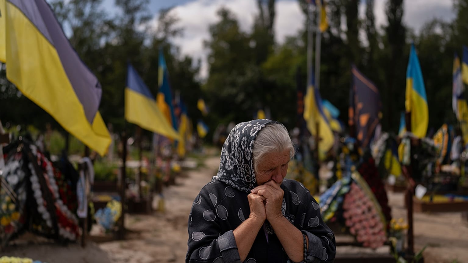 La madre de un soldado ucraniano llora su muerte en Kiev.