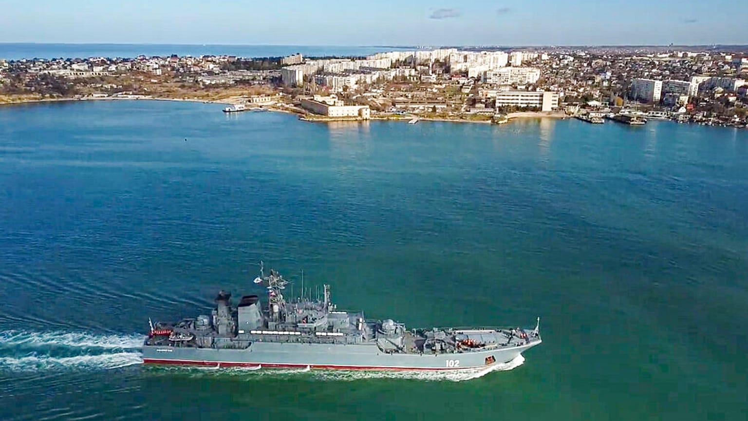 Ρωσικό αποβατικό πλοίο στο λιμάνι της Σεβαστούπολης στην Κριμαία