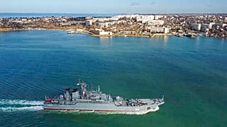 Ρωσικό αποβατικό πλοίο στο λιμάνι της Σεβαστούπολης στην Κριμαία