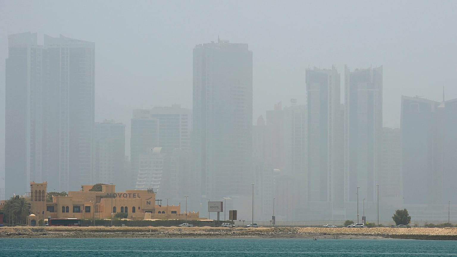 عاصفة رملية تجتاح أفق العاصمة البحرينية المنامة